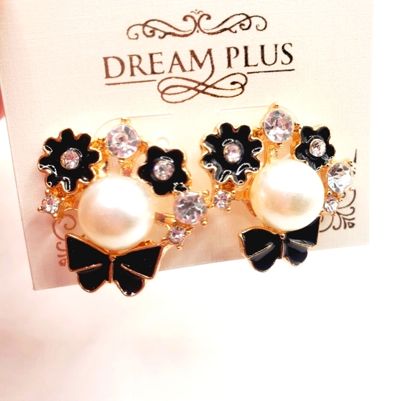 metal earrings with white imitation pearl / crystals and florals on brass - Picture 2 of 7